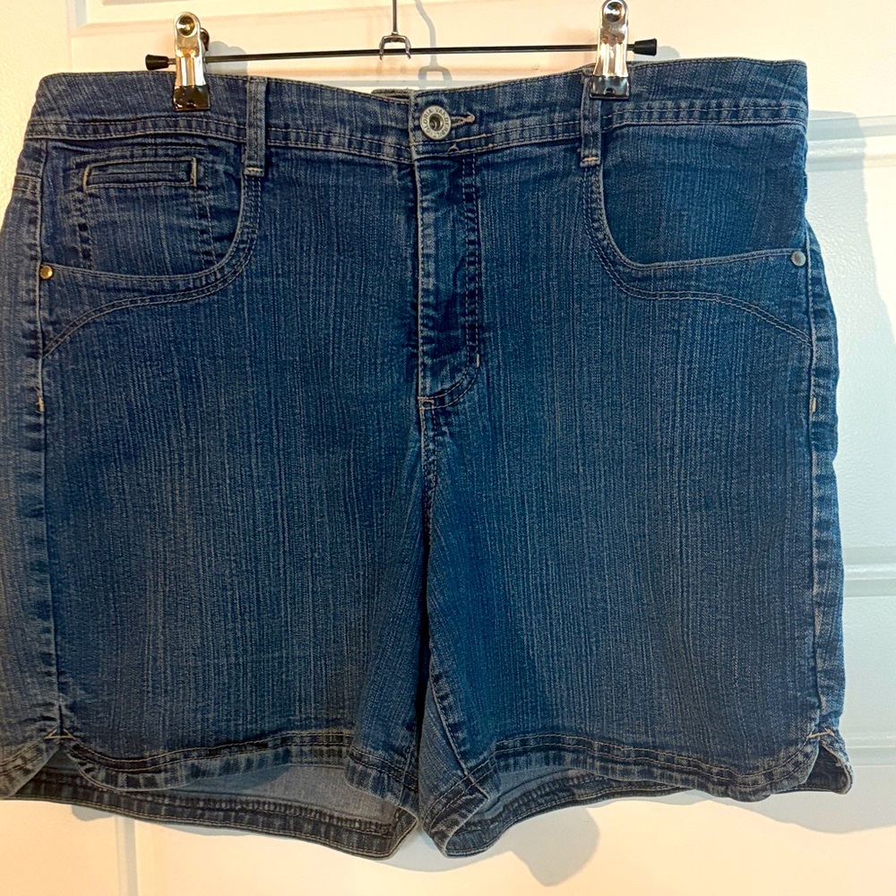 Women’s Gloria Vanderbilt 5 pkt short 
Size 16 Blue Jean